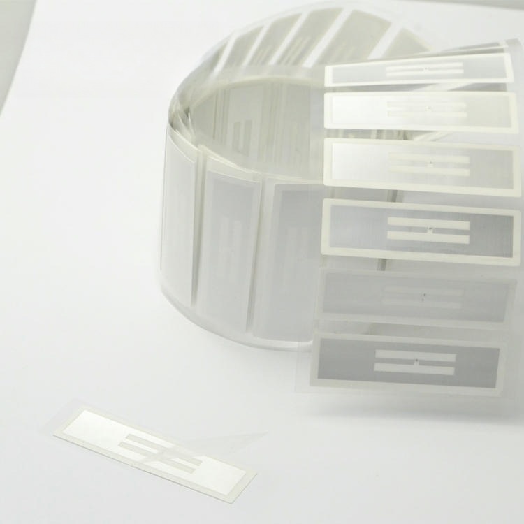 4) ภาพนี้แสดงฉลาก UHF RFID ติดของเหลวสำหรับขวดยา โดยเน้นแบบโปร่งใส โครงสร้างเสาอากาศและชิปภายใน และรูปแบบการจัดเรียงและบรรจุภัณฑ์.