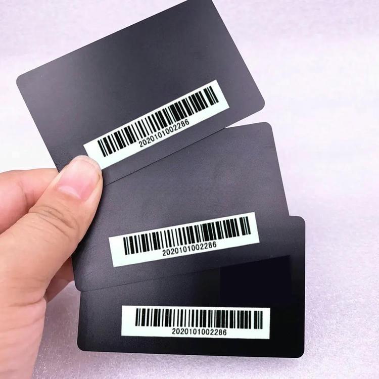 6) ภาพนี้แสดงบัตร NFC ขนาด 50 มม. พร้อมไฟ LED สำหรับชำระเงินและ ID โดยเน้นสีดำ การทำงานรวดเร็ว ไฟแสดงสถานะ LED และระบบสแกนบาร์โค้ดและ QR สำหรับงานค้าปลีกและจุดชำระเงิน และกิจกรรม บัตรสมาชิก และการออกบัตรเข้างาน.