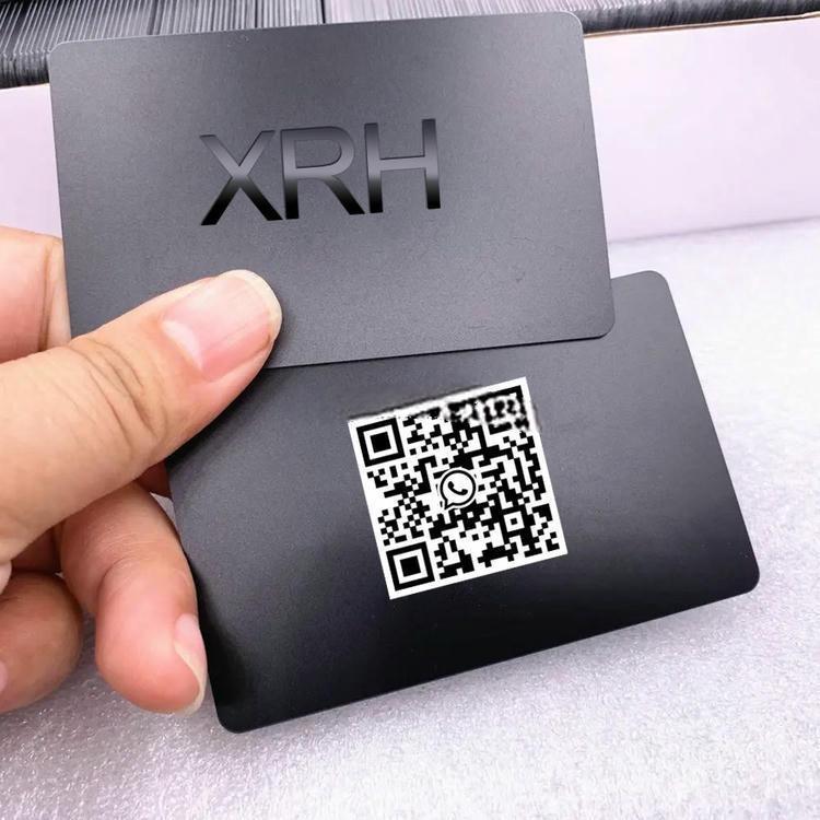 7) ภาพนี้แสดงบัตร NFC ขนาด 50 มม. พร้อมไฟ LED สำหรับชำระเงินและ ID QR โดยเน้นสีดำ ไฟแสดงสถานะ LED รายละเอียดโลโก้หรือข้อความแบบแกะสลัก พื้นที่สำหรับโลโก้และแบรนด์สั่งทำ และระบบสแกนบาร์โค้ดและ QR.