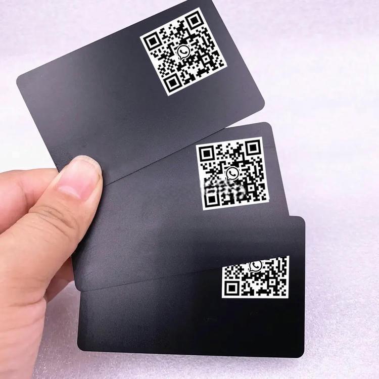 5) ภาพนี้แสดงบัตร NFC ขนาด 50 มม. พร้อมไฟ LED สำหรับชำระเงินและ ID QR โดยเน้นสีดำ และไฟแสดงสถานะ LED สำหรับการชำระเงินไร้เงินสดและโปรแกรมสมาชิก.