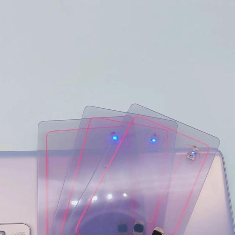 4) ภาพนี้แสดงนามบัตร NFC LED พร้อมไฟตอบรับเมื่อแตะสำหรับเครือข่าย PVC โดยเน้นสีน้ำเงิน แบบโปร่งใส วัสดุ PVC และไฟแสดงสถานะ LED.