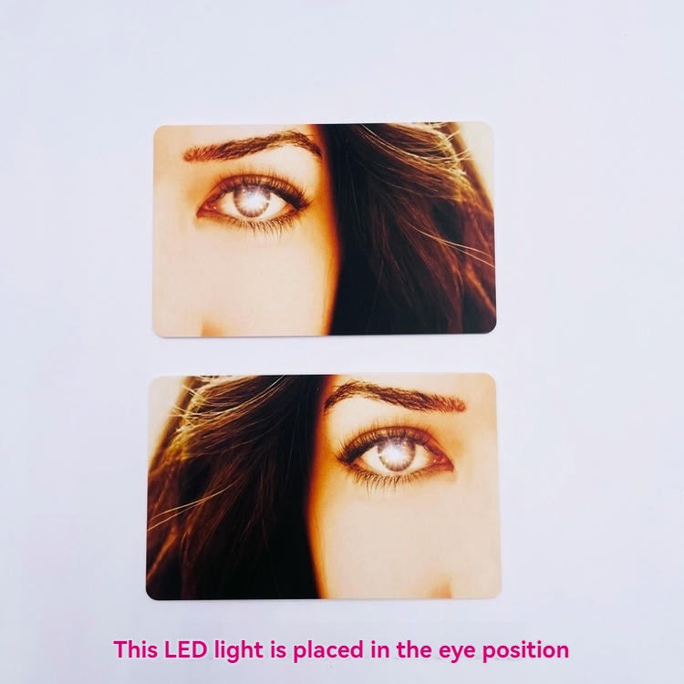 บัตร NFC พร้อมไฟ LED แสดงเป็นบัตรลายดวงตาสองใบ พร้อมคำบรรยายระบุตำแหน่งของไฟ LED ขณะแตะ