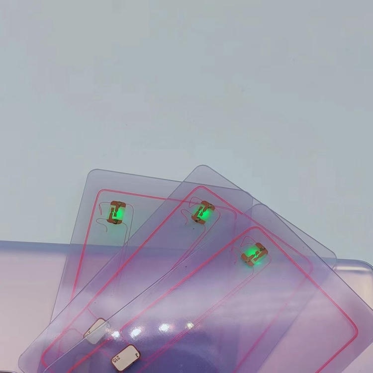 6) ภาพนี้แสดงนามบัตร NFC LED พร้อมไฟตอบรับเมื่อแตะสำหรับเครือข่าย โดยเน้นสีเขียว แบบโปร่งใส การทำงานรวดเร็ว และไฟแสดงสถานะ LED.