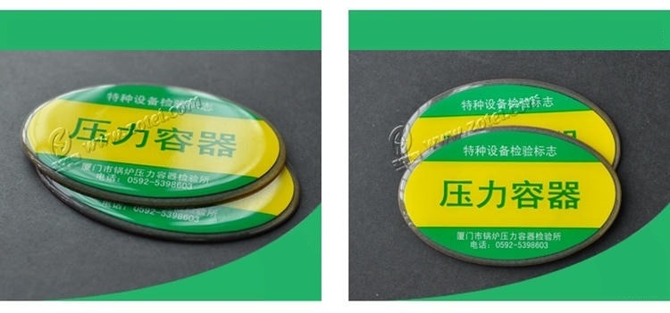 แท็ก RFID กันโลหะอีพ็อกซี่ขนาด 87x55 มม. แสดงในมุมมองแบบวางซ้อนและเหลื่อมกันเพื่อแสดงรูปทรงวงรีและพื้นผิวอีพ็อกซี่นูน