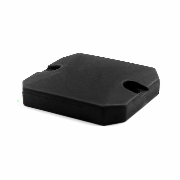 ภาพนี้แสดงแท็ก RFID กันโลหะสำหรับคอนกรีต EP5147-1 ในมุมมองเฉียงจากมุม โดยเห็นพื้นผิวสีดำเรียบ