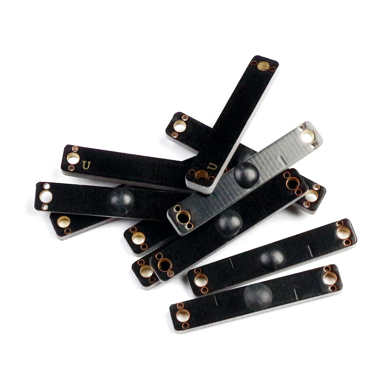 6) ภาพนี้แสดงแท็ก PCB UHF บางสั่งทำสำหรับระบุอุปกรณ์โลหะ FR4 RFID P3005-2 โดยเน้นสีดำ แผงวัสดุ PCB/FR4 และโครงสร้างที่แข็งแรงทนทาน สำหรับงานอุตสาหกรรมและสายการผลิต.