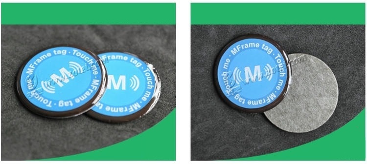 แท็ก RFID กันโลหะอีพอกซี D40mm แสดงจากด้านหน้าและเมื่อเปิดชั้นกาวออกเผยให้เห็นโครงสร้างกาวทรงกลม