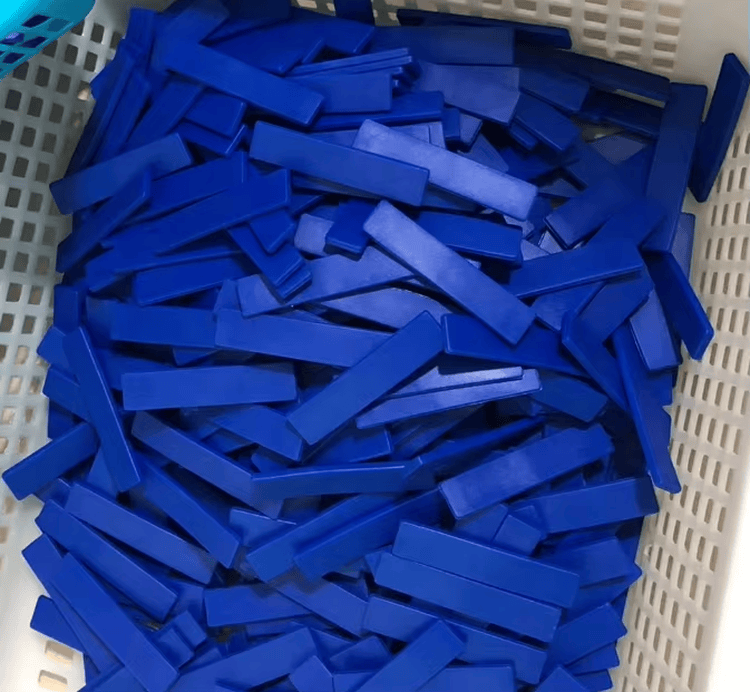 ภาพมุมมองภายในของอินเลย์ RFID ที่ทนทานภายในแท็ก SL5512-1 ที่รับประกันประสิทธิภาพสม่ำเสมอตลอด 180 รอบการซัก