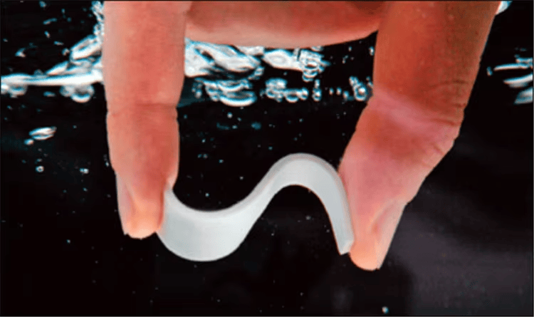 แท็ก RFID ซิลิโคนที่แสดงในสภาพแวดล้อมการซักผ้าอุตสาหกรรม ช่วยให้การคัดแยกและการติดตามสินค้าคงคลังเป็นระบบอัตโนมัติ
