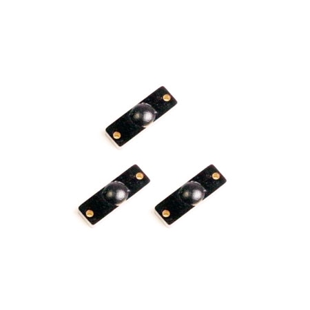 ภาพมุมเฉียงแสดงแท็ก RFID แบบ PCB สำหรับติดบนโลหะ P1204-1 จำนวนสามชิ้น เน้นตัวเครื่องแบบบางสำหรับการติดตามสินค้าคงคลังระดับ IP68 บนเครื่องมือโลหะ