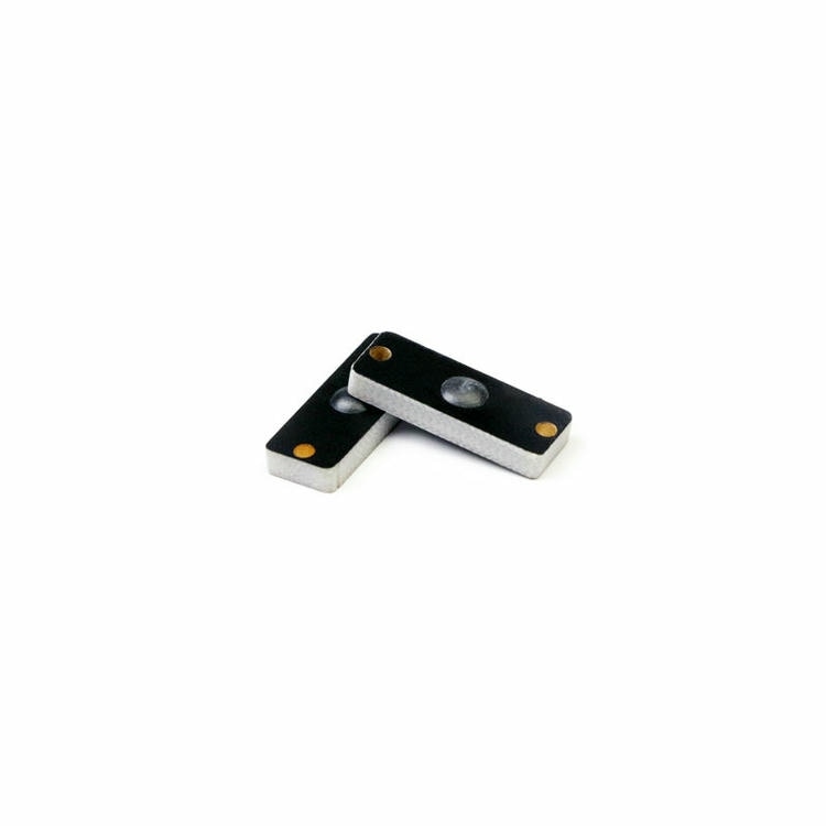 5) ภาพนี้แสดงแท็ก PCB UHF RFID อุตสาหกรรมสำหรับอุปกรณ์โลหะ P2208-3 โดยเน้นสองชิ้น แผงวัสดุ PCB/FR4 โลหะ อีพ็อกซี และการทำงานบนพื้นผิวโลหะ.