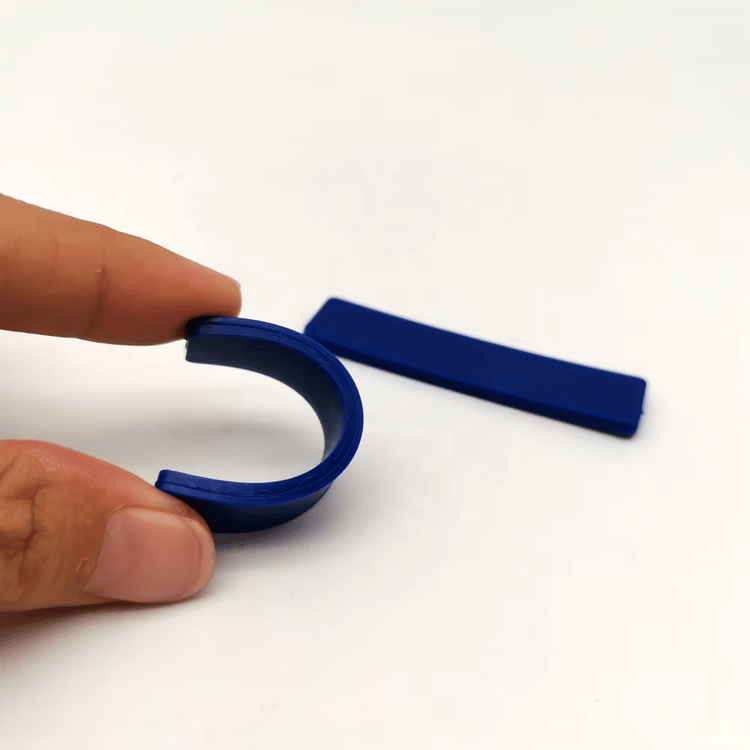 แผนภาพโครงสร้างภายในของแท็กซักผ้า RFID แบบใช้ซ้ำได้ เผยให้เห็นตำแหน่งของเสาอากาศและชิป