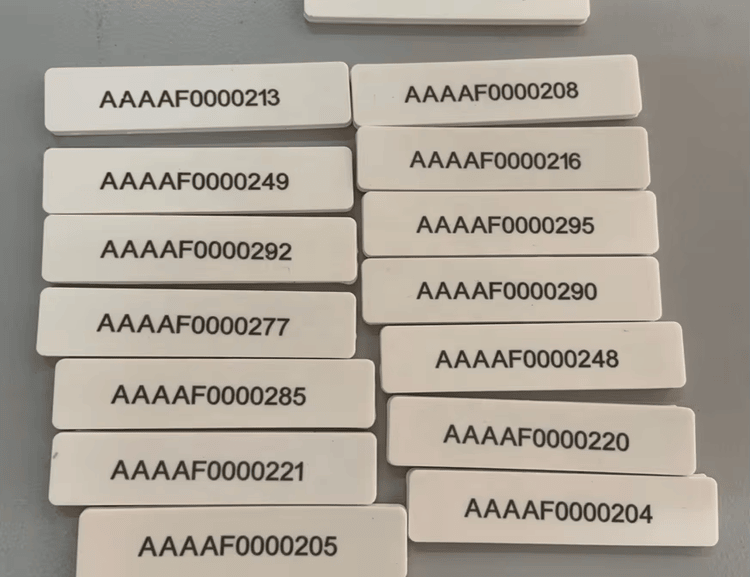 4) ภาพนี้แสดงแท็กซักรีด RFID UHF ซิลิโคนยืดหยุ่นทนความร้อน SL5512-1 โดยเน้นโครงสร้างกันน้ำและฝุ่น และโครงสร้างที่แข็งแรงทนทาน สำหรับการติดตามผ้าและเสื้อผ้า.