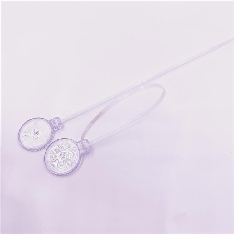 ภาพมาโครขอบแสดงขอบซีลและงานขึ้นรูปของหัวกลมแท็กสายรัด RFID Z20028-2