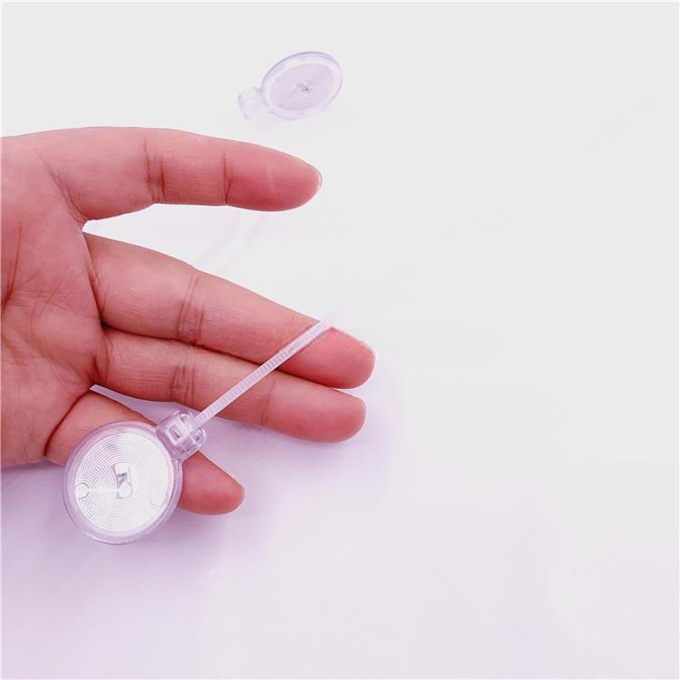 3) ภาพนี้แสดงแท็กเคเบิลไทร์ RFID สำหรับโลจิสติกส์และติดตามทรัพย์สิน Z20028-2 โดยเน้นแบบโปร่งใส การเชื่อมต่อและขั้วต่อ และคุณสมบัติด้านความปลอดภัยและป้องกันการแกะย้าย ขณะถือเพื่อแสดงการใช้งานจริง สำหรับการติดตามสาย ระบบท่อ และงานสาธารณูปโภค.