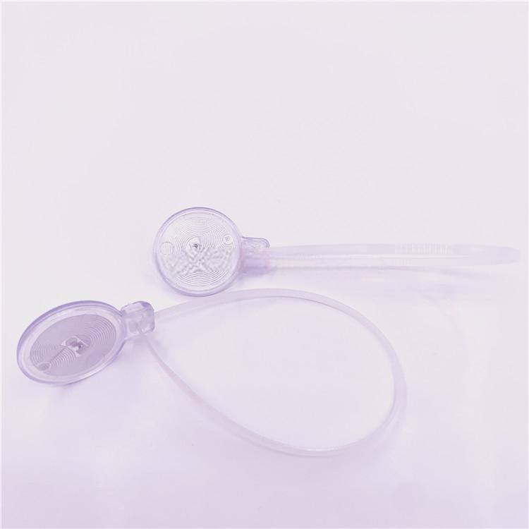รายละเอียดหัวล็อกของแท็กสายรัด RFID Z20028-2 แสดงโครงสร้างเฟืองหมุนทางเดียวสำหรับการติดตั้งอย่างรวดเร็ว