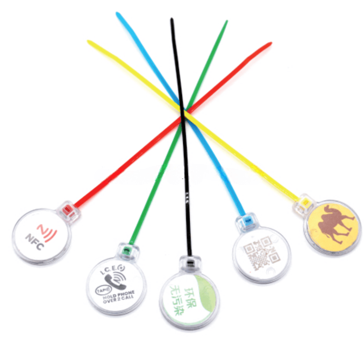 แท็กสายรัด RFID แบบป้ายยาวสีขาวสองชิ้นแสดงรูปแบบทางเลือกสำหรับการซีลสแกนเร็วสไตล์ Z20028-2