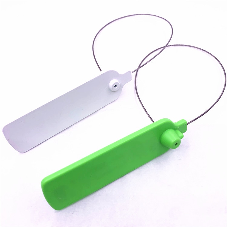 ซีลนิรภัย RFID รุ่น SS10028-1 สีขาวและสีเขียวแสดงในมุมมองด้านหน้าแบบเยื้อง โดยมีรูปทรงลวดเป็นห่วงโค้งมน