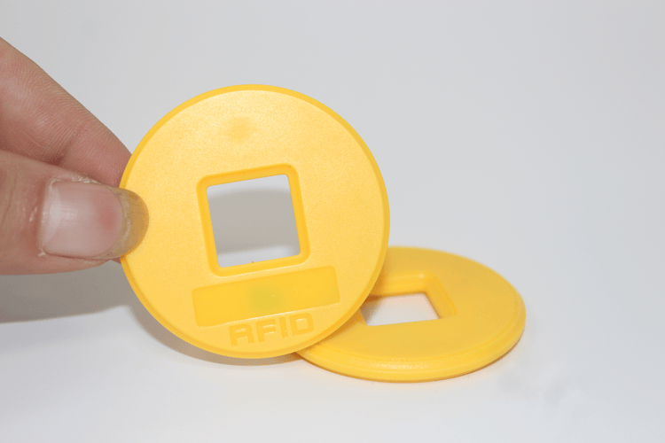ภาพนี้เน้นแท็กดิสก์ RFID ความถี่ HF กันน้ำ สำหรับการควบคุมการเข้า-ออก บนพื้นผิวโลหะ สำหรับการใช้งานแท็กตรวจการณ์ RFID ชนิด ABS