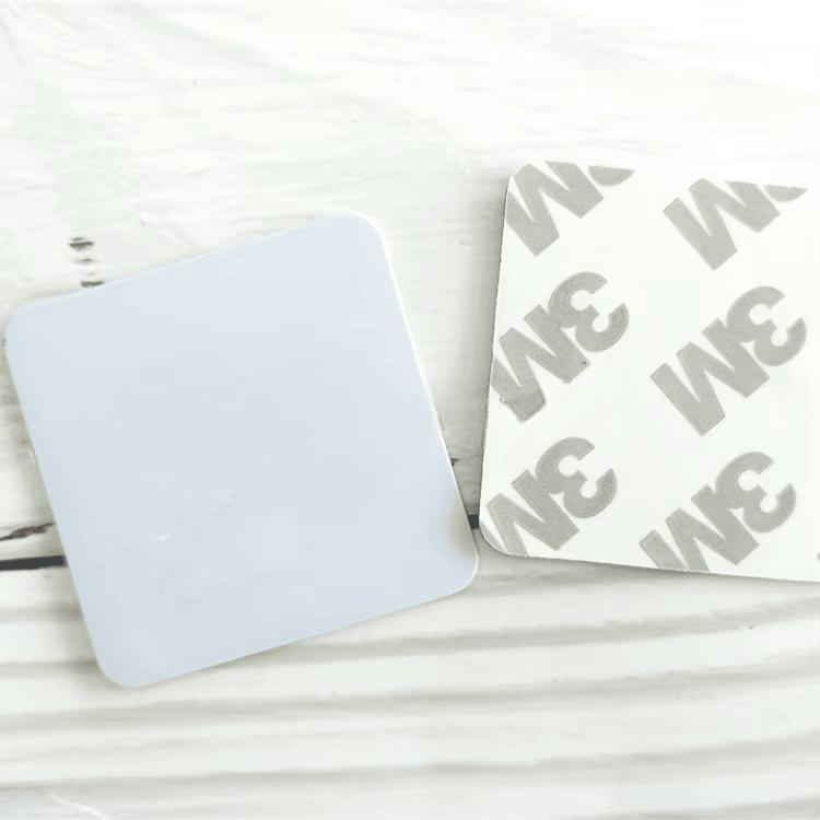 3) ภาพนี้แสดงแท็กเหรียญ RFID PVC IP68 สำหรับติดตามทรัพย์สิน โดยเน้นสีขาว วัสดุ PVC ชั้นกาวสำหรับยึดติด และรูปแบบการจัดเรียงและบรรจุภัณฑ์.