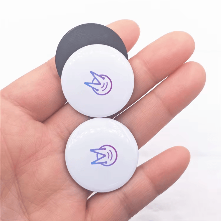 3) ภาพระยะใกล้ของแท็กแม่เหล็ก NFC สั่งทำสำหรับพื้นผิวแบบโต้ตอบ PVC โดยเน้นวัสดุ PVC โครงสร้างกันน้ำและฝุ่น ชั้นกาวสำหรับยึดติด และการยึดติดด้วยแม่เหล็ก.
