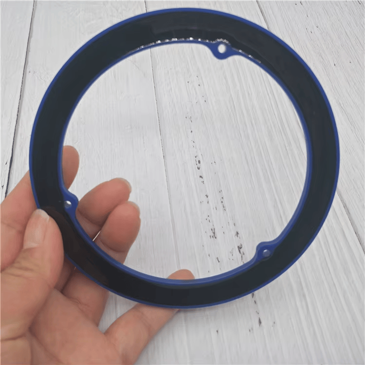 ภาพมุมมองแบบเคลือบของแท็ก RFID แหวนรุ่น RING100-1 แสดงพื้นผิวสีเข้มและตัวทรงกลมที่ออกแบบมาสำหรับการระบุตัวตนในงานอุตสาหกรรม