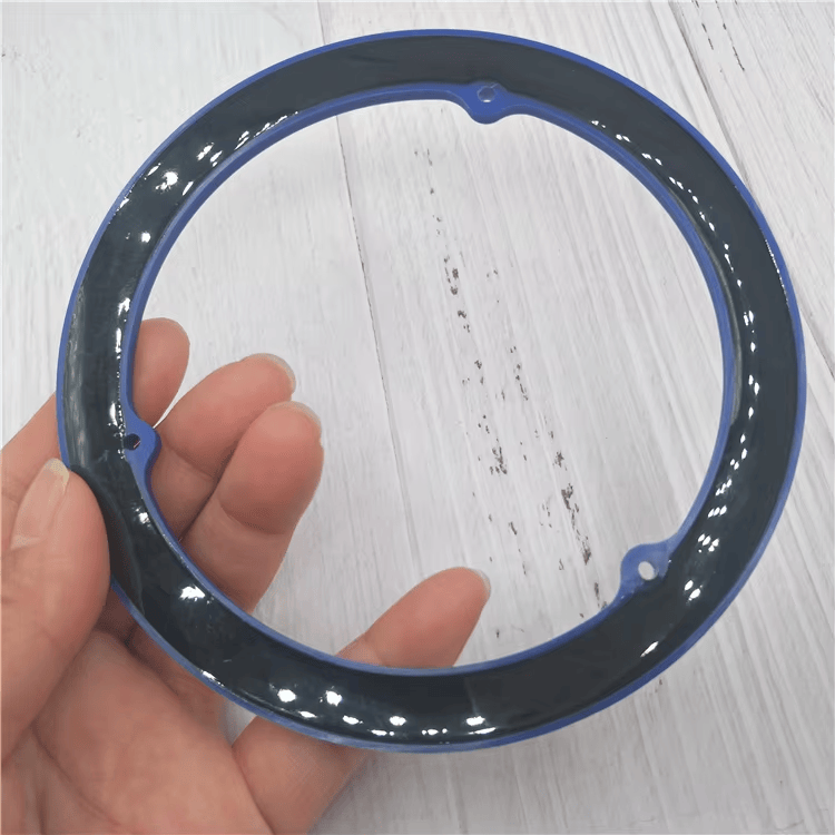 มือถือแท็กแหวน RFID รุ่น RING100-1 โดยหันด้านมันวาวสีเข้มออกเพื่อแสดงชั้นเคลือบด้านนอกที่ปิดผนึกสำหรับการใช้งานภาคสนามที่สมบุกสมบัน