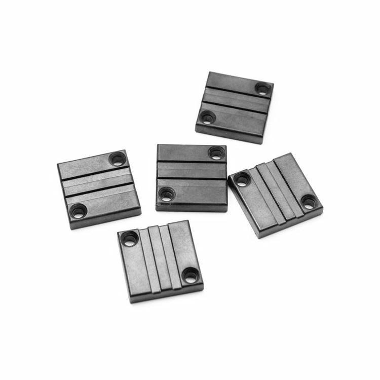2) ภาพนี้แสดงแท็ก RFID PPS ซีลสำหรับพื้นที่อุตสาหกรรมรุนแรง PPS2626-1 โดยเน้นสองชิ้น สีดำ วัสดุ PPS โครงสร้างที่แข็งแรงทนทาน รูยึดสำหรับติดตั้ง และคุณสมบัติด้านความปลอดภัยและป้องกันการแกะย้าย สำหรับงานอุตสาหกรรมและสายการผลิต.