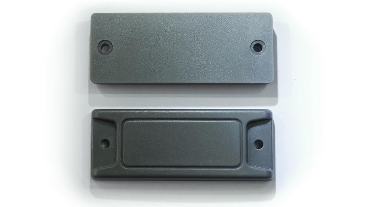2) ภาพนี้แสดงแท็ก UHF RFID ติดโลหะ IP68 ระยะอ่านห้าถึงสิบเมตร โดยเน้นโครงสร้างที่แข็งแรงทนทาน ความยืดหยุ่น ชั้นกาวสำหรับยึดติด รูยึดสำหรับติดตั้ง และวิธีและตำแหน่งการติดตั้ง.