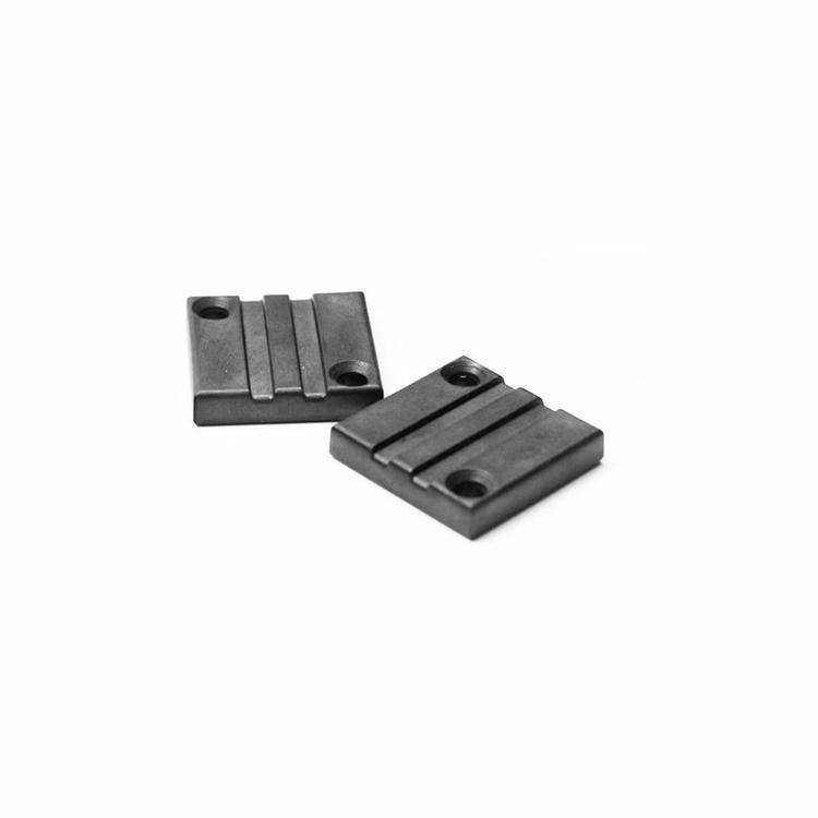 7) มุมมองด้านหลังของแท็ก RFID PPS ซีลสำหรับพื้นที่อุตสาหกรรมรุนแรง PPS2626-1 โดยเน้นโครงสร้างกันน้ำและฝุ่น และพื้นผิวงานที่เรียบประณีต.