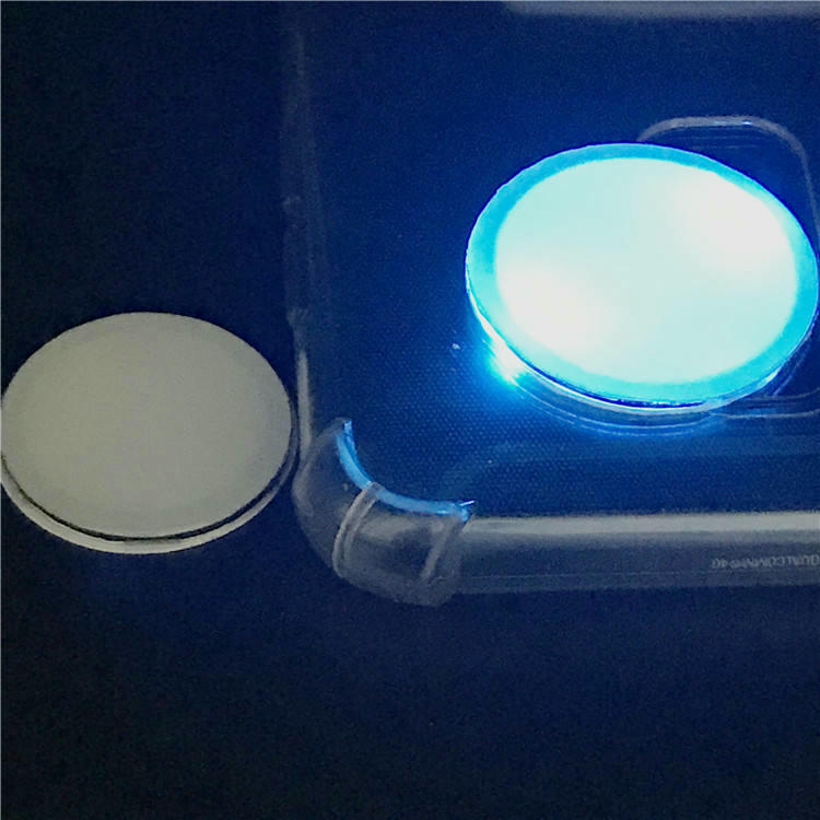 4) มุมมองด้านหลังของการ์ด NFC LED กะพริบแสดงผลหลังการแตะ โดยเน้นชั้นกาวสำหรับยึดติด คุณสมบัติด้านความปลอดภัยและป้องกันการแกะย้าย และรูปแบบการจัดเรียงและบรรจุภัณฑ์ สำหรับบรรจุภัณฑ์อัจฉริยะและการยืนยันสินค้า.