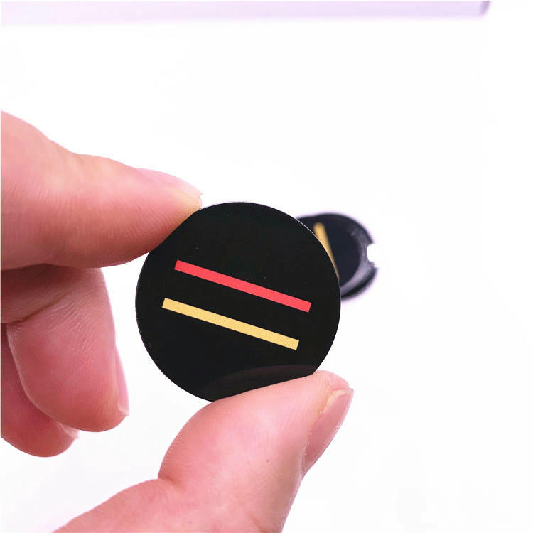 ภาพถ่ายผลิตภัณฑ์ชิปเพลง NFC TAG213 สำหรับแตะเล่นแผ่นเสียงแสดงชั้นกาวด้านหลังในหมวดแท็ก NFC แบบกำหนดเอง.