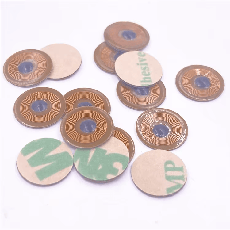 3) ภาพระยะใกล้ของไมโครแท็ก FPC NFC ขนาด 10mm สำหรับทรัพย์สินโลหะ FPC10-1 RFID โดยเน้นโลหะ โครงสร้างกันน้ำและฝุ่น การทำงานบนพื้นผิวโลหะ ขนาดกะทัดรัด และชั้นกาวสำหรับยึดติด สำหรับการติดตั้งกลางแจ้งและบนพื้นผิวงานก่อสร้าง.