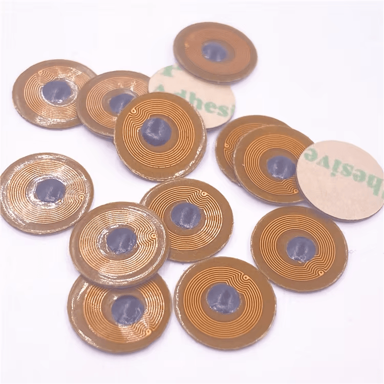 5) ภาพรวมผลิตภัณฑ์หลายชิ้นของไมโครแท็ก FPC NFC ขนาด 10mm สำหรับทรัพย์สินโลหะ FPC10-1 RFID โดยเน้นโลหะ การทำงานบนพื้นผิวโลหะ ขนาดกะทัดรัด และโครงสร้างเสาอากาศและชิปภายใน โดยจัดเรียงให้เปรียบเทียบรายละเอียดได้ชัดเจน.