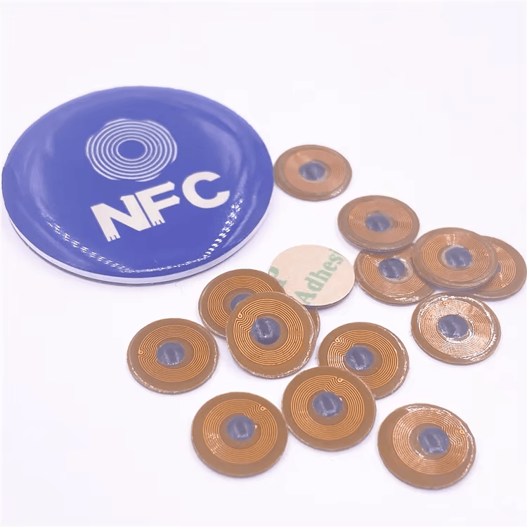 7) ภาพนี้แสดงไมโครแท็ก FPC NFC ขนาด 10mm สำหรับทรัพย์สินโลหะ FPC10-1 โดยเน้นโลหะ การทำงานบนพื้นผิวโลหะ ขนาดกะทัดรัด และการใช้งานร่วมกับสมาร์ตโฟนและแอปมือถือ สำหรับการติดตั้งกลางแจ้งและบนพื้นผิวงานก่อสร้าง และการจัดการอุปกรณ์อิเล็กทรอนิกส์และทรัพย์สิน IT.