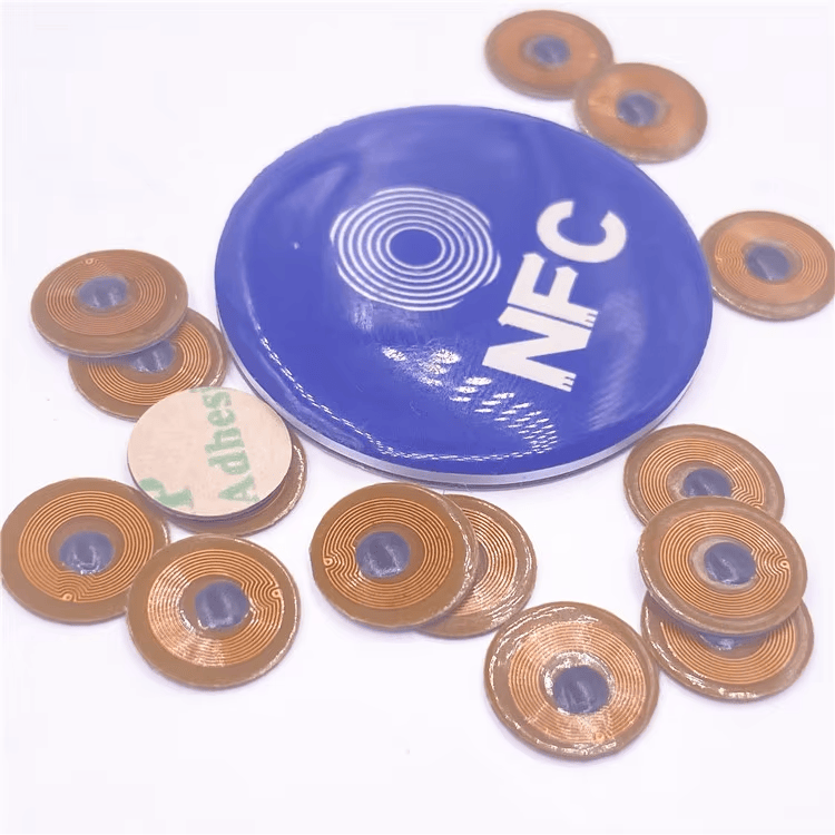 เครื่องหมายโลโก้ NFC ที่ล้อมรอบด้วยไมโคร RFID แท็ก FPC10-1 เน้นว่าแท็ก FPC บนโลหะขนาด 10mm รองรับการทำงาน NFC อย่างปลอดภัย