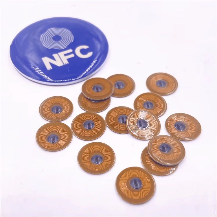 ไมโคร NFC แท็ก FPC10-1 ที่จัดเรียงใกล้เครื่องหมาย NFC แสดงความสม่ำเสมอในการอ่านเมื่อแตะและโครงสร้าง FPC กันน้ำสำหรับการติดฉลากบนโลหะ