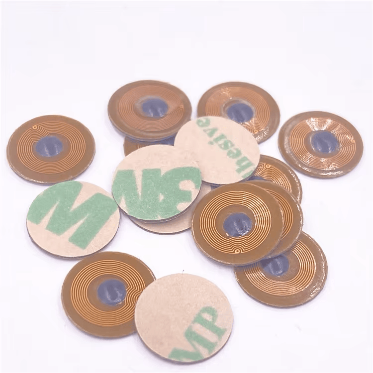 ด้านหลังของป้าย NFC FPC10-1 บนโลหะพร้อมชั้นกาวที่มองเห็นได้ แสดงการติดตั้งแบบลอกกาวแล้วติดสำหรับป้ายโลหะ