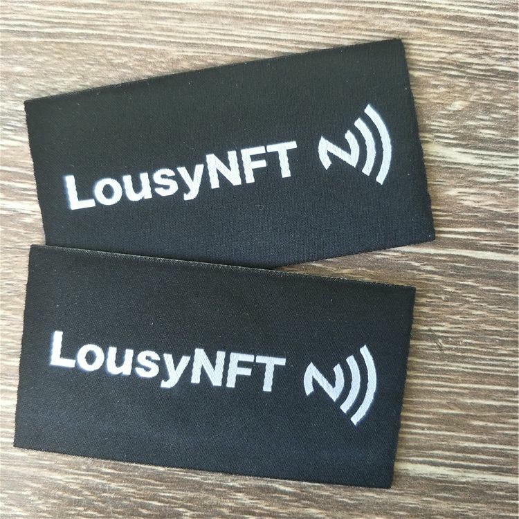 3) มุมมองด้านข้างของแท็ก NFC ผ้าทอสั่งทำสำหรับเสื้อผ้า กระเป๋าและรองเท้า โดยเน้นสิ่งทอ รูปทรงบางและประหยัดพื้นที่ และสัดส่วนและขนาดของผลิตภัณฑ์ สำหรับการติดตามผ้าและเสื้อผ้า.