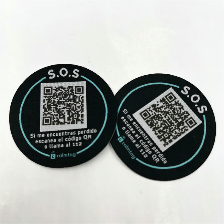 ฉลากอัจฉริยะ NFC ที่ยึดติดกับผ้าเดนิมอย่างแน่นหนา แสดงถึงความทนทานและความเหมาะสมกับเสื้อผ้าที่ใช้งานหนัก