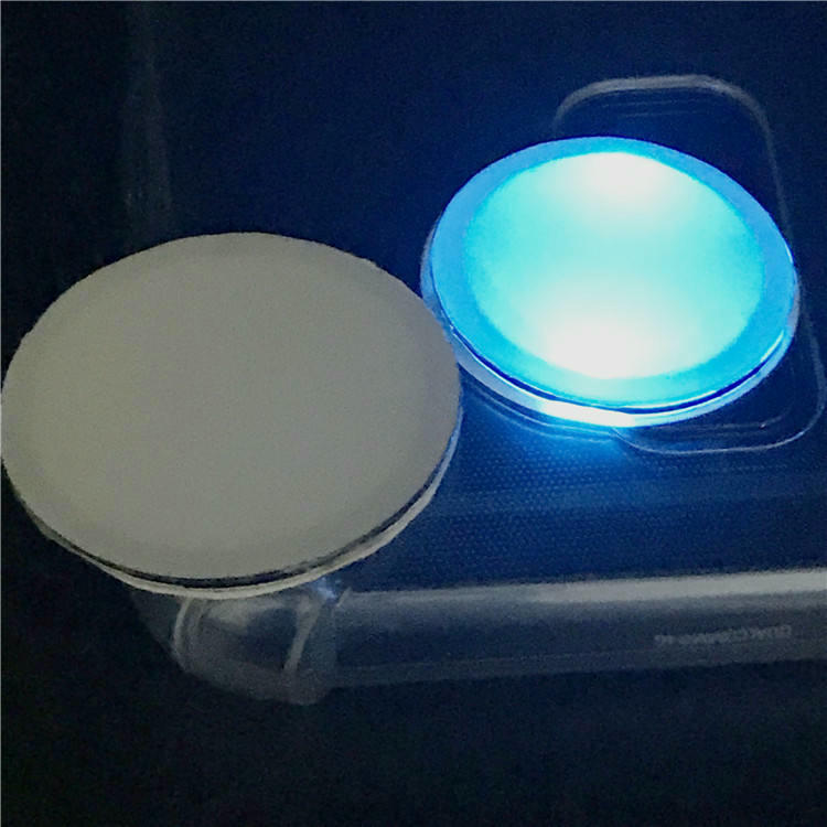 5) ภาพระยะใกล้ของการ์ด NFC LED กะพริบแสดงผลหลังการแตะ โดยเน้นโครงสร้างเสาอากาศและชิปภายใน และไฟแสดงสถานะ LED.