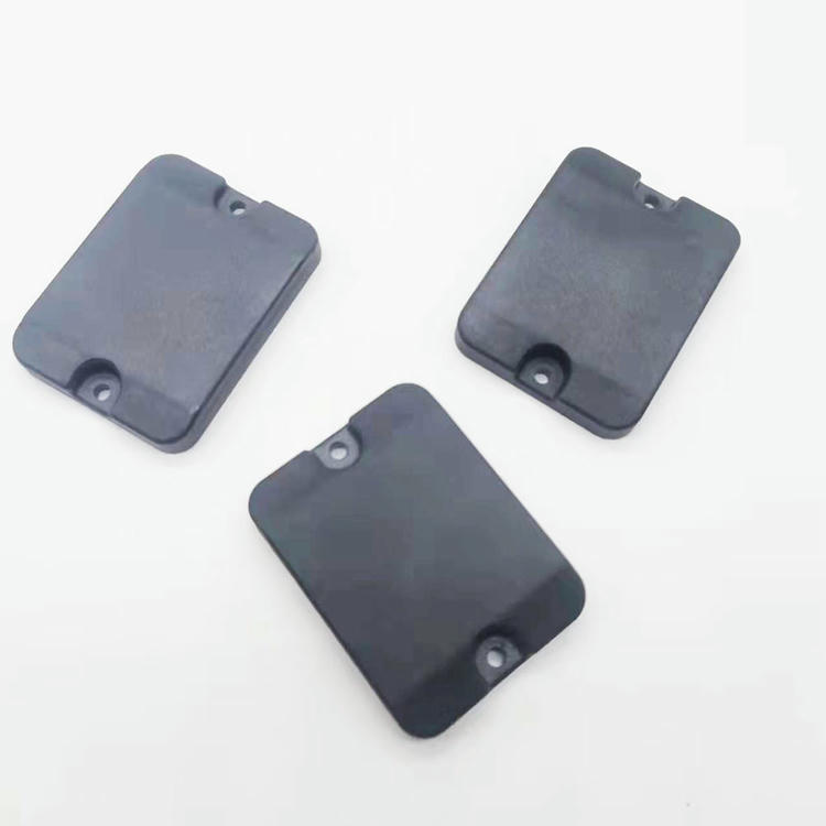 ภาพนี้เน้นแท็ก RFID PPS ทรงสี่เหลี่ยมผืนผ้าสำหรับงานหนักเพื่อการโลจิสติกส์สำหรับการติดตามตู้คอนเทนเนอร์สำหรับการใช้งานแท็ก RFID PPS