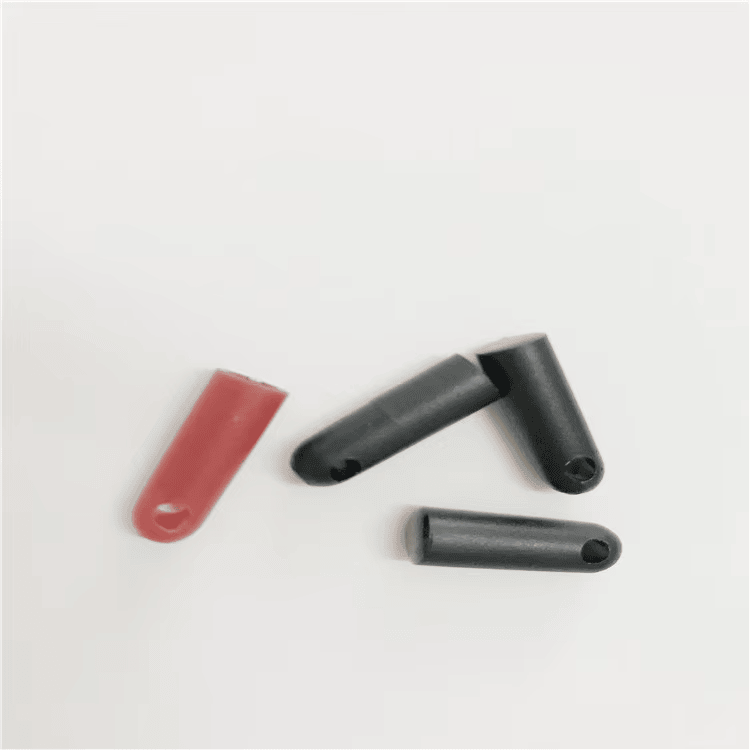 แท็ก RFID บุลเล็ตทูบรุ่น SV-005 สี่ชิ้นถูกจัดให้มีระยะห่างแสดงปลายเปิดสำหรับการเติมอีพ็อกซี่ระหว่างการห่อหุ้มในโรงงาน