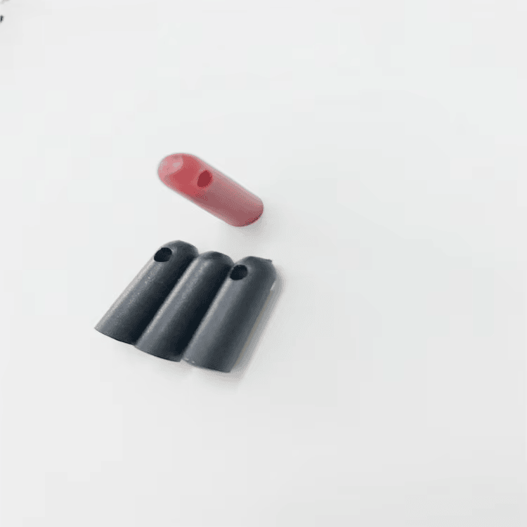 6) ภาพนี้แสดงแท็ก RFID รูปกระสุนสำหรับฝังในไม้ ต้นไม้ และทรัพย์สิน SV-005 โดยเน้นหนึ่งชิ้น สามชิ้น สีดำ สีแดง และไม้ธรรมชาติ สำหรับการติดตามและจัดการทรัพย์สิน.