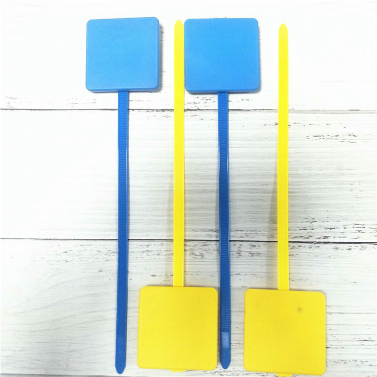 RFID Zip Tie แท็ก สำหรับการซีลสายเคเบิลทางทะเล จัดแสดงโดยเน้นรูปแบบเสาอากาศ สำหรับโครงการ RFID Cable Tie แท็ก