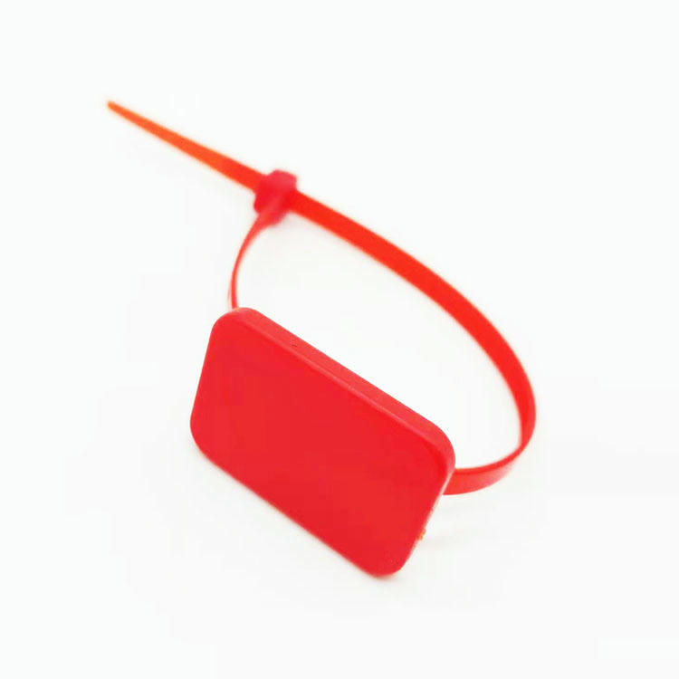 ภาพนี้แสดง RFID Zip Tie แท็ก สำหรับการทำเครื่องหมายภาคสนามในงานสาธารณูปโภคและโทรคมนาคม บนพื้นผิวโลหะ สำหรับการใช้งาน RFID Cable Tie แท็ก