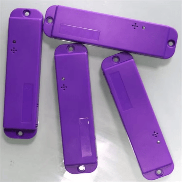 แท็ก RFID พร้อมเสียงและ LED รุ่น ABS13634-1 สีม่วง จำนวนสี่ชิ้นจัดแสดงแบบกระจายบนพื้นหลังสีขาวสะอาด