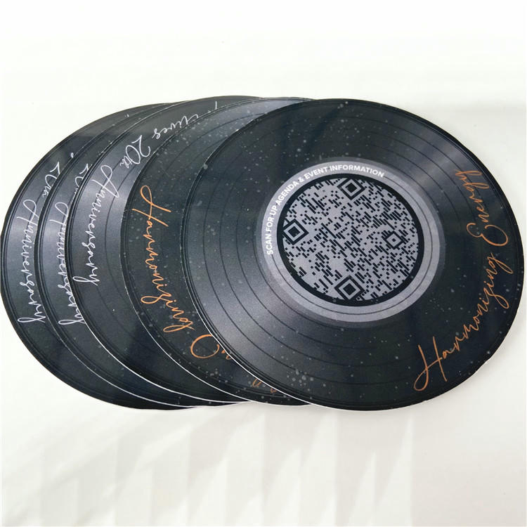 คอลเลกชันการ์ดเพลงสมาร์ทที่แสดงดีไซน์กำหนดเองต่างๆ สำหรับศิลปินและอัลบั้มที่แตกต่างกัน