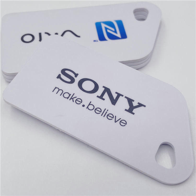 4) ภาพนี้แสดงมินิการ์ด NFC พิมพ์โลโก้สำหรับรีวิวและสะสมคะแนน โดยเน้นการทำงานรวดเร็ว.