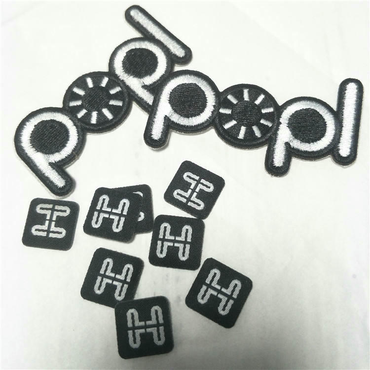 5) ภาพนี้แสดงแท็ก NFC รีดร้อนสำหรับยืนยันรองเท้าและเสื้อผ้า โดยเน้นรูปแบบการจัดเรียงและบรรจุภัณฑ์ สำหรับการติดตามผ้าและเสื้อผ้า.